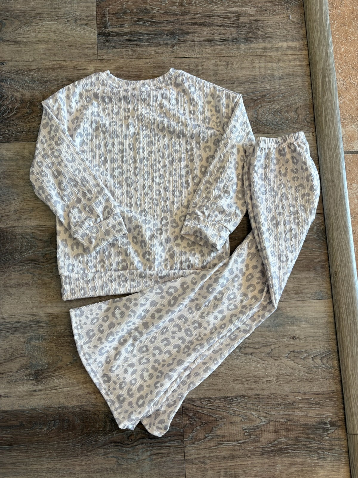 Neutral leopard & cream outfit